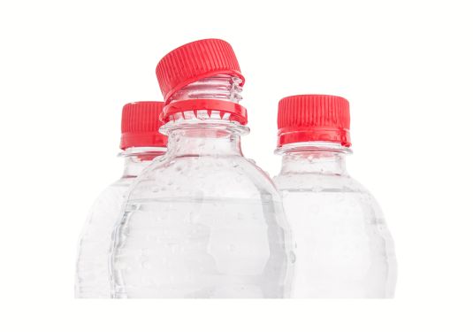 Botellas de plástico para envasar alimentos y bebidas.