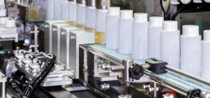 botellas en una cadena de montaje